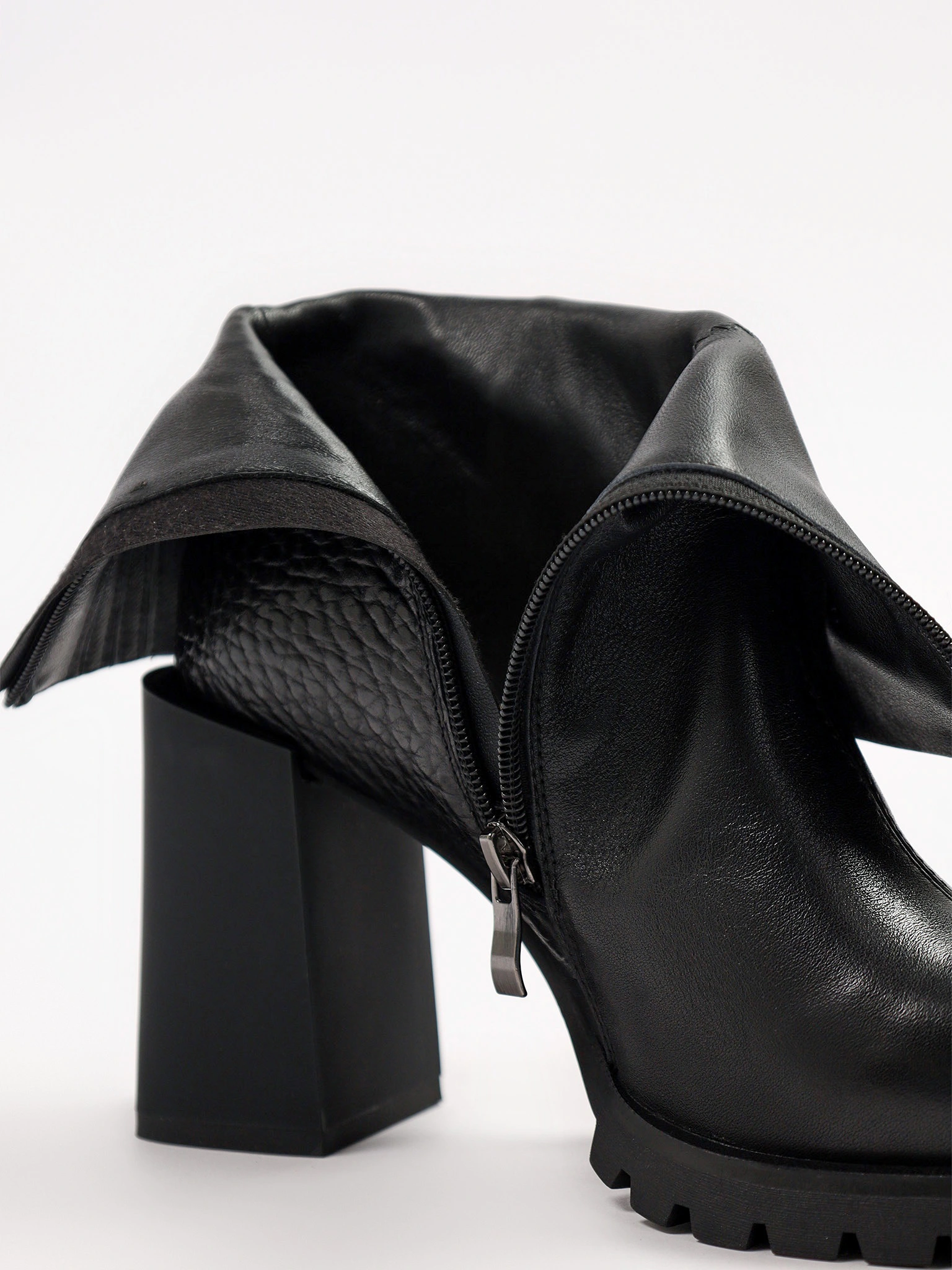 Ботильоны черного цвета на высоком каблуке